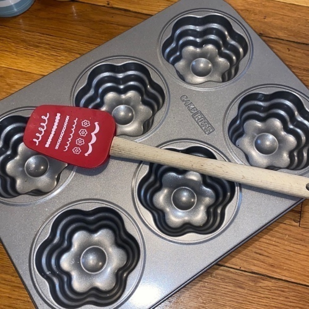 Cake Boss Ace of Cakes flower pan and spatula pan was never used.